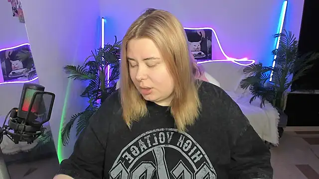 Snapshot of Akemi_BBW chatting on March 2025 07:49:02 PM Akemi BBW online show from March 2025 07:49:02 PM