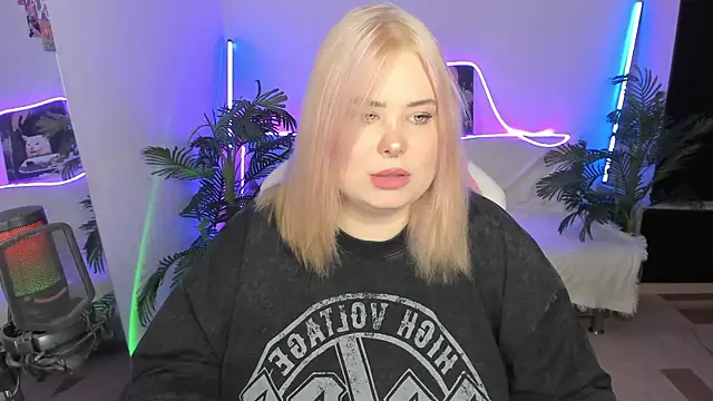 Snapshot of Akemi_BBW chatting on March 2025 06:32:01 PM Akemi BBW online show from March 2025 06:32:01 PM