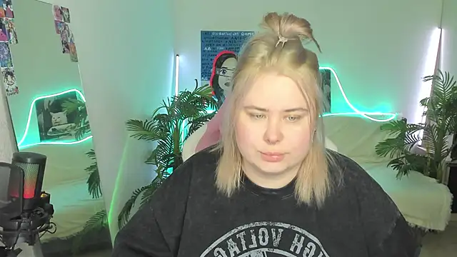 Snapshot of Akemi_BBW chatting on March 2025 06:44:02 PM Akemi BBW online show from March 2025 06:44:02 PM