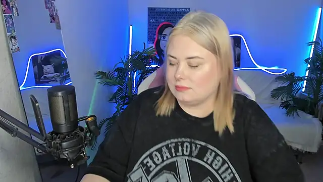 Snapshot of Akemi_BBW chatting on March 2025 10:51:01 PM Akemi BBW online show from March 2025 10:51:01 PM