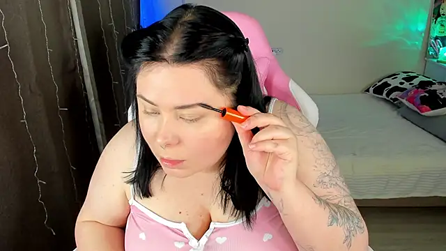 Snapshot of Akemi_BBW chatting on October 2025 02:40:02 PM Akemi BBW online show from October 2025 02:40:02 PM