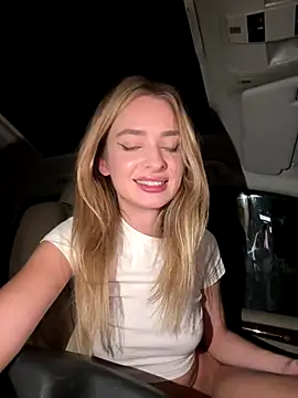 Snapshot of EvieEvans chatting on December 2024 01:03:01 AM EvieEvans online show from December 2024 01:03:01 AM