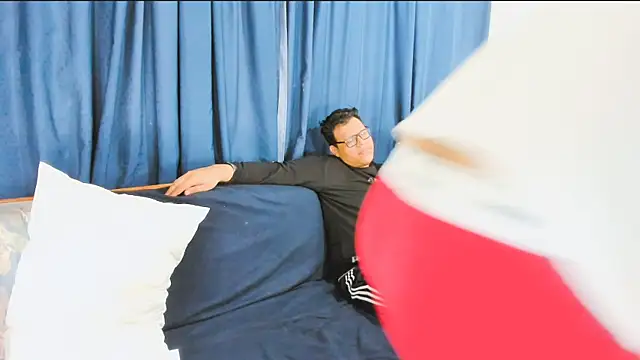 Snapshot of _Araboys_ chatting on November 2025 03:39:01 AM Araboys online show from November 2025 03:39:01 AM