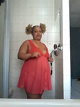 Snapshot of THESHORTQUEEN chatting on November 2025 02:06:01 PM THESHORTQUEEN online show from November 2025 02:06:01 PM