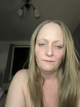 Snapshot of HoneyBluex chatting on February 2025 09:18:01 PM HoneyBluex online show from February 2025 09:18:01 PM
