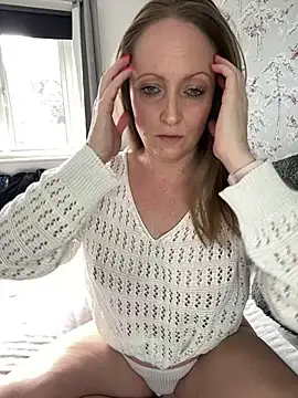 Snapshot of HoneyBluex chatting on February 2025 01:42:01 PM HoneyBluex online show from February 2025 01:42:01 PM