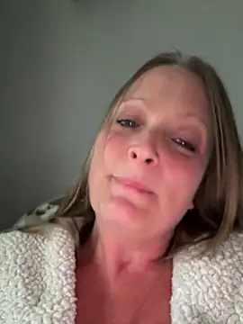 Snapshot of HoneyBluex chatting on May 2026 06:58:01 PM HoneyBluex online show from May 2026 06:58:01 PM