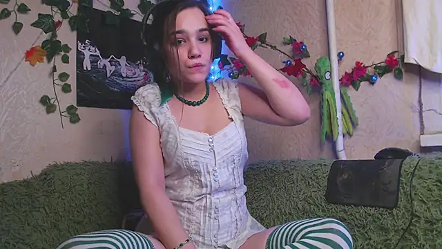 Snapshot of Tiny_Witch chatting on October 2025 10:43:02 PM Tiny Witch online show from October 2025 10:43:02 PM