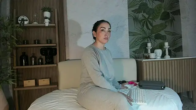 LIAH IZUMI online show from November 2025 01:11:01 PM