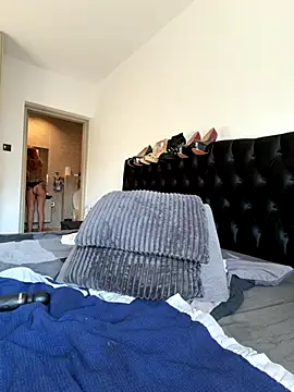 Laurahorney xo online show from October 2025 01:20:02 PM