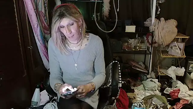 Snapshot of Ombeline1 chatting on October 2025 10:00:02 PM Ombeline1 online show from October 2025 10:00:02 PM