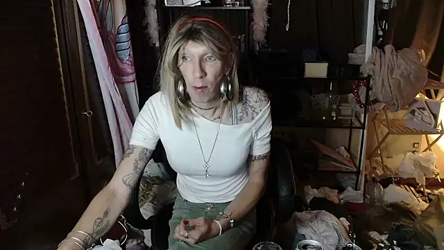 Snapshot of Ombeline1 chatting on October 2025 07:32:01 PM Ombeline1 online show from October 2025 07:32:01 PM