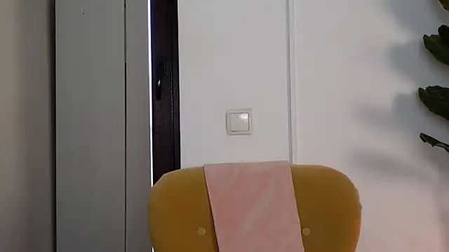 Snapshot of NinaCrystal1 chatting on February 2026 06:58:01 AM NinaCrystal1 online show from February 2026 06:58:01 AM