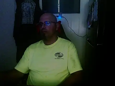 Snapshot of KrazyLegz chatting on September 2025 12:43:02 AM KrazyLegz online show from September 2025 12:43:02 AM