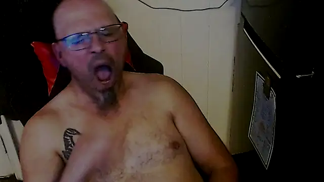 Snapshot of KrazyLegz chatting on October 2025 02:01:02 AM KrazyLegz online show from October 2025 02:01:02 AM