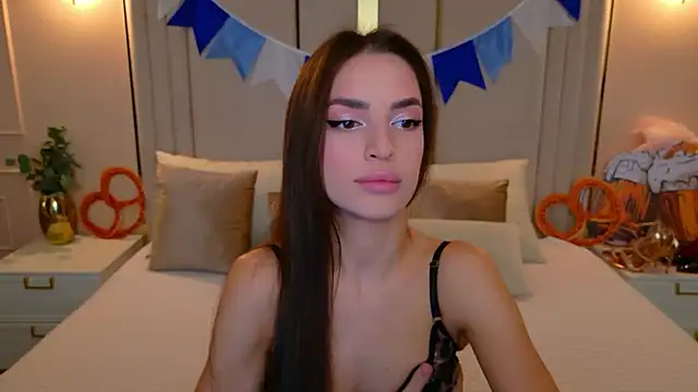 Snapshot of BellaHalles chatting on October 2025 05:49:02 AM BellaHalles online show from October 2025 05:49:02 AM