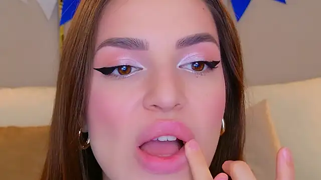 Snapshot of BellaHalles chatting on October 2025 06:12:01 AM BellaHalles online show from October 2025 06:12:01 AM