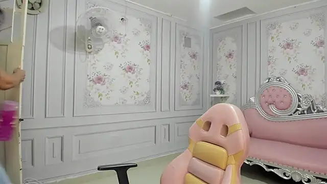 Snapshot of perla_milf4u chatting on February 2025 07:21:01 PM perla milf4u online show from February 2025 07:21:01 PM