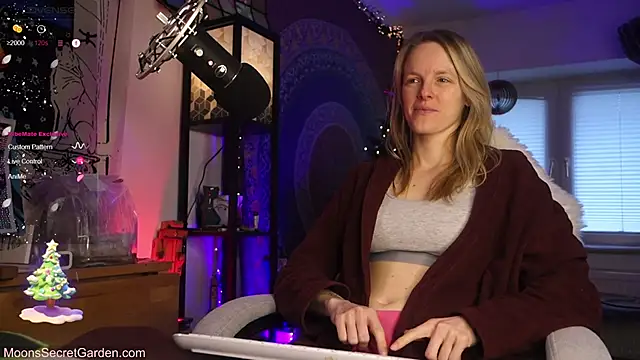 Snapshot of Moon__Nymph chatting on December 2024 09:23:01 AM Moon Nymph online show from December 2024 09:23:01 AM