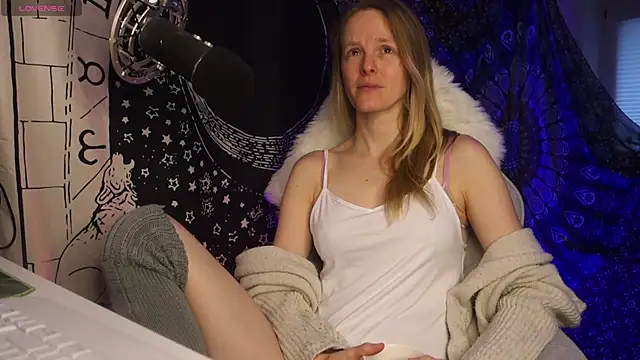 Snapshot of Moon__Nymph chatting on November 2025 08:11:02 AM Moon Nymph online show from November 2025 08:11:02 AM