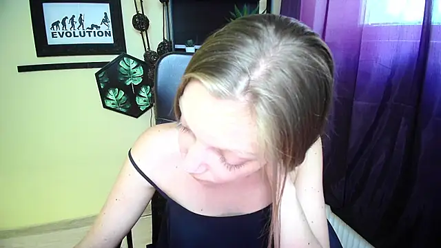 Snapshot of EmillyPlay chatting on June 2026 02:33:01 PM EmillyPlay online show from June 2026 02:33:01 PM