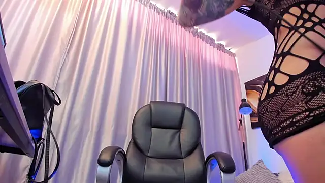 sarah cruzz  online show from April 2026 02:30:01 PM