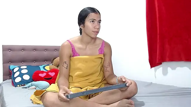 Snapshot of CleoAndAshley chatting on December 2024 09:35:01 PM CleoAndAshley online show from December 2024 09:35:01 PM