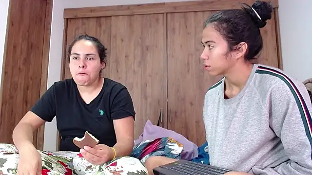 Snapshot of CleoAndAshley chatting on February 2025 05:03:02 PM CleoAndAshley online show from February 2025 05:03:02 PM