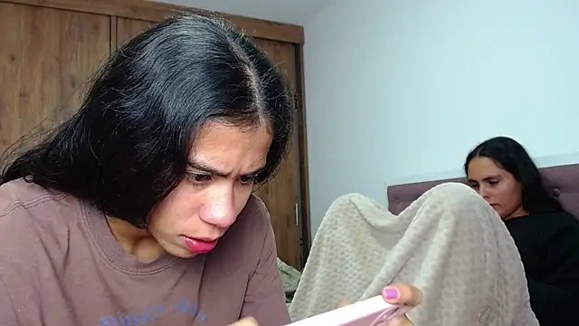 Snapshot of CleoAndAshley chatting on March 2025 01:28:01 AM CleoAndAshley online show from March 2025 01:28:01 AM