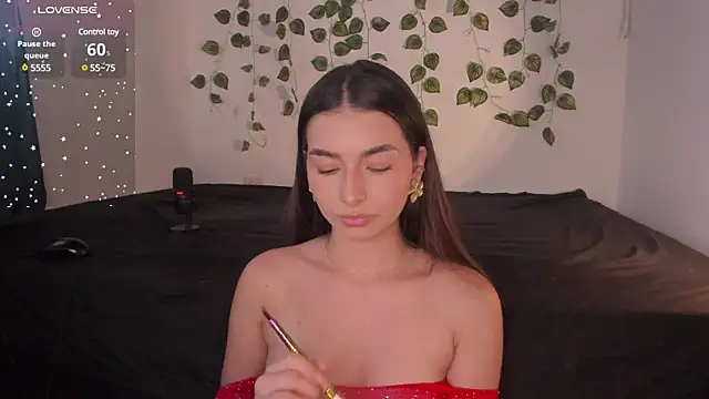 Snapshot of Coralinee_01 chatting on December 2024 08:32:01 PM Coralinee 01 online show from December 2024 08:32:01 PM