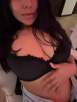 Snapshot of PetitLumiere chatting on January 2025 05:37:02 AM PetitLumiere online show from January 2025 05:37:02 AM