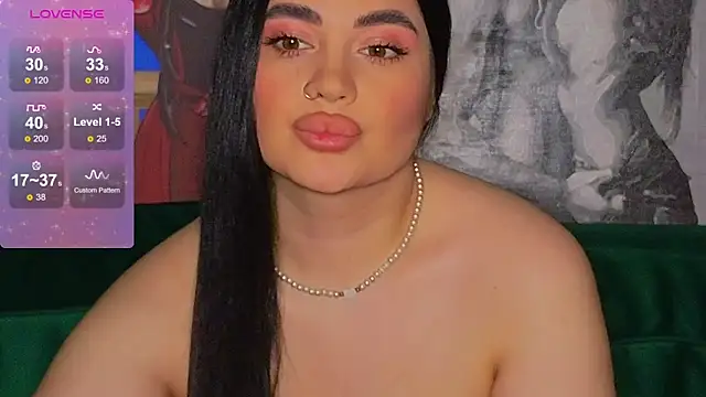 Snapshot of Nikki_Kardashian chatting on December 2024 10:41:01 PM Nikki Kardashian online show from December 2024 10:41:01 PM