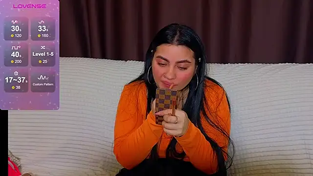 Snapshot of Nikki_Kardashian chatting on February 2025 10:18:01 PM Nikki Kardashian online show from February 2025 10:18:01 PM