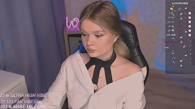 Snapshot of VeronaAura chatting on September 2025 01:49:01 PM VeronaAura online show from September 2025 01:49:01 PM