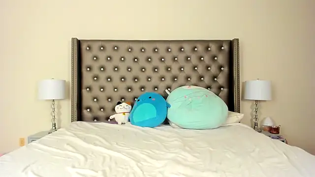 NadiaLyla online show from December 2025 04:30:02 AM