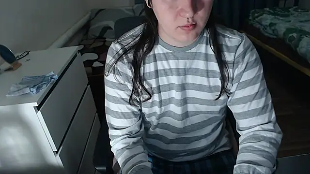 Snapshot of EvaMiron chatting on October 2025 12:33:01 PM EvaMiron online show from October 2025 12:33:01 PM