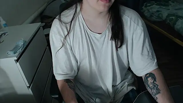 Snapshot of EvaMiron chatting on November 2025 11:27:02 PM EvaMiron online show from November 2025 11:27:02 PM