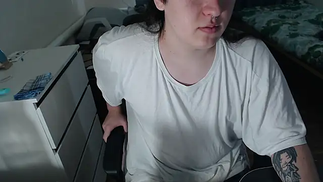 Snapshot of EvaMiron chatting on November 2025 07:03:01 AM EvaMiron online show from November 2025 07:03:01 AM