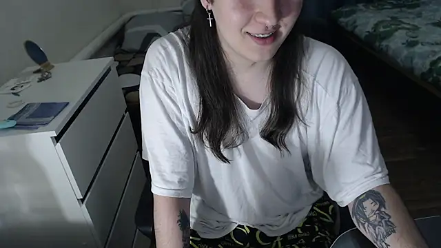 Snapshot of EvaMiron chatting on November 2025 03:54:02 PM EvaMiron online show from November 2025 03:54:02 PM