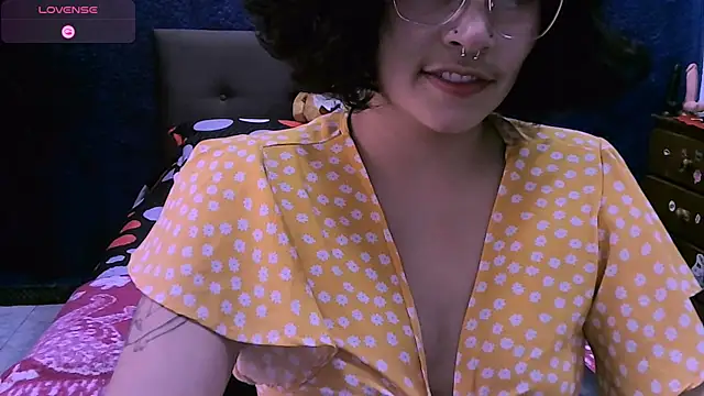 Snapshot of NinaYellow chatting on November 2025 12:49:01 PM NinaYellow online show from November 2025 12:49:01 PM