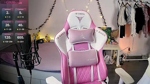 Snapshot of Violet_Veliya chatting on March 2025 04:40:02 PM Violet Veliya online show from March 2025 04:40:02 PM