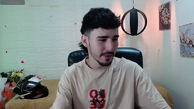 Snapshot of DmitriSanders chatting on December 2024 08:39:02 PM DmitriSanders online show from December 2024 08:39:02 PM