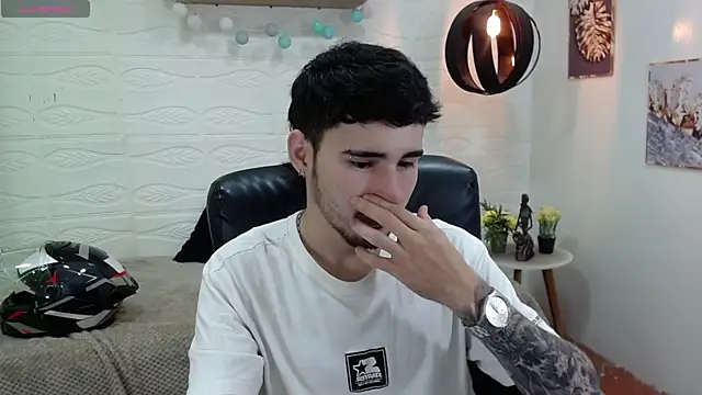 Snapshot of DmitriSanders chatting on January 2025 08:29:01 PM DmitriSanders online show from January 2025 08:29:01 PM