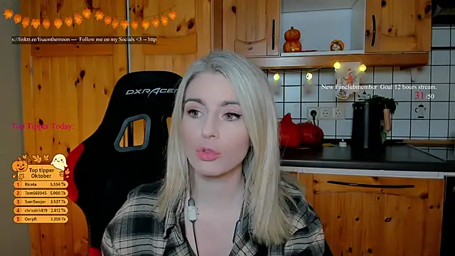 Lisaonthemoon online show from October 2025 07:41:01 PM