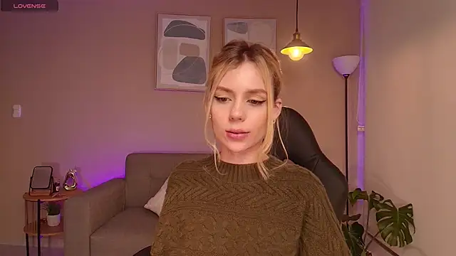 Snapshot of MirandaShaw chatting on February 2025 02:41:01 AM MirandaShaw online show from February 2025 02:41:01 AM