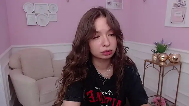 LucySkilar online show from October 2025 04:43:02 AM