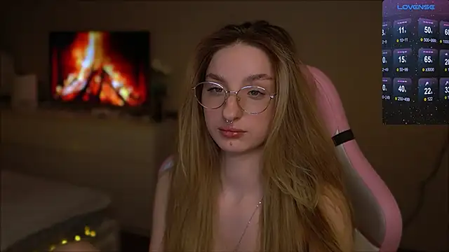 Snapshot of Lexy_kiky chatting on February 2025 08:33:01 PM Lexy kiky online show from February 2025 08:33:01 PM