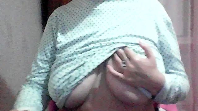 Snapshot of AnaXBerry chatting on November 2025 06:57:02 PM AnaXBerry online show from November 2025 06:57:02 PM