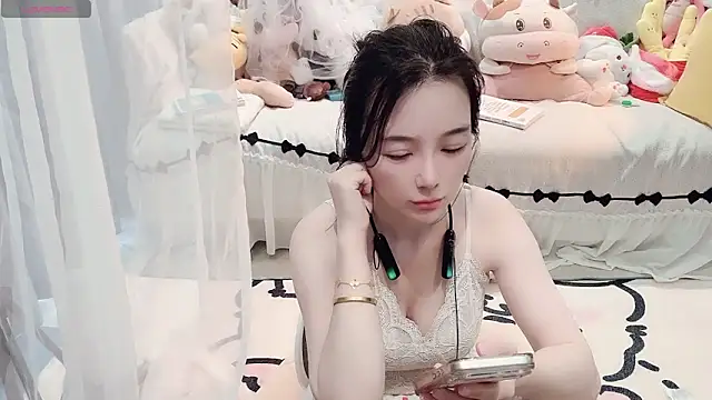 Snapshot of AKiKi711 chatting on May 2026 05:05:02 AM AKiKi711 online show from May 2026 05:05:02 AM