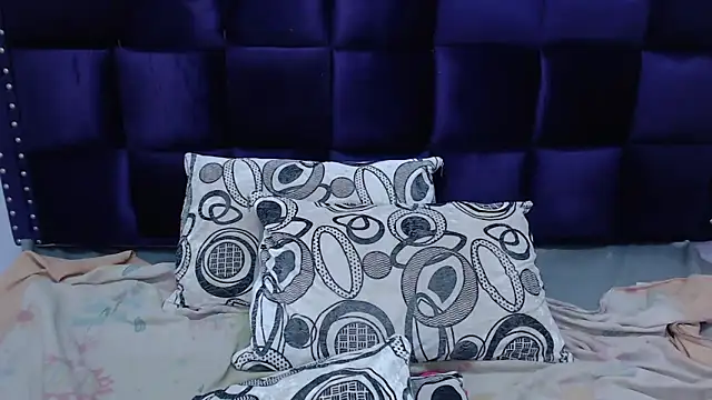 LindaKardi online show from September 2025 12:28:01 PM